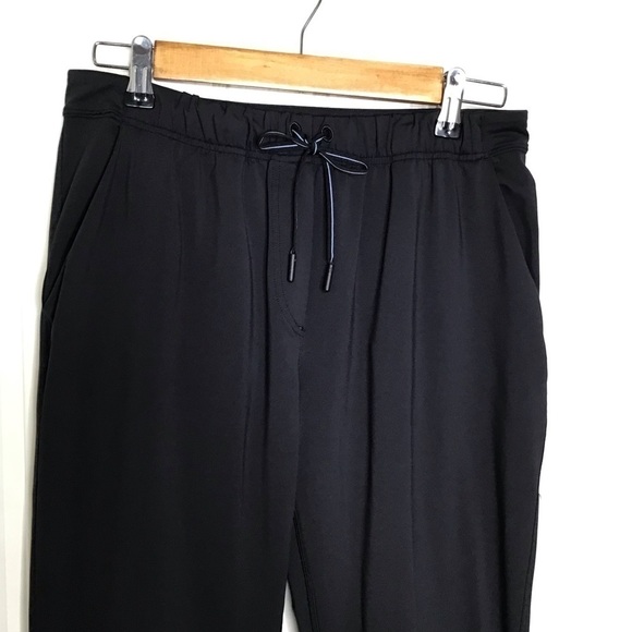 Lululemon Jet Pant in Black. - Picture 4 of 11